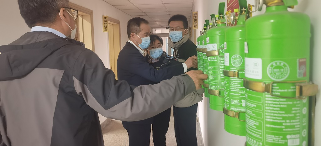 苏纺集团常务副总经理孙吉东赴纺研所开展安全检查
